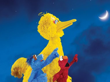 Big Bird, Elmo and Hu Hu Zhu pointing at the moon